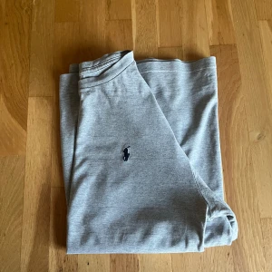 Ralph Lauren T-shirt grå 14-16 år - Skick 9/10 använd endast ett par gånger sedan legat i garderoben och nu blivit för liten. Skriv vid funderingar.