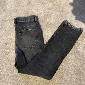 W30 L32  Rkt snygga jeans, bara ett halvt år gammla. Nypris 2 200 Skickas eller möts upp malmö Skriv om ni har några frågor!