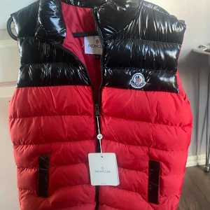 Väst - Ej äkta!!! Oanvänd Bra material Strl M (ksk S) 