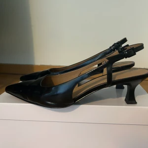 Svarta klackar - Svarta kitty heals i 41! Använda en gång bara och original kartongen finns med. Og pris var 1200 kr💫