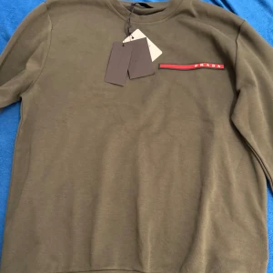 Prada tröja  - Aldrig använt den bara legat i skåpet så typiskt helt ny men säljer billigt för att rensa skåpet Priset kan gå ner vid snabbaffär  Du står för frakt 