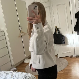 Zara Kappa - Väldigt snygg och fräsch kappa från Zara🥰Aldrig använd och bra skick🩷köpte för 400 kr❤️kom privat vid frågor och bilder😘