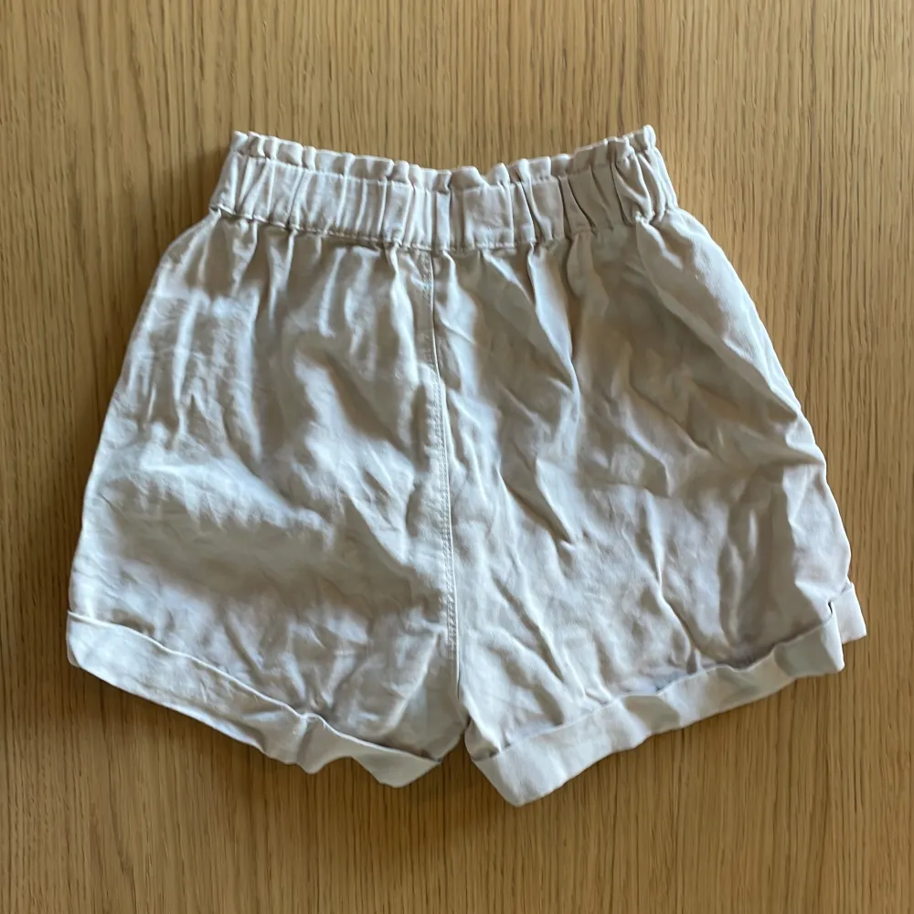 Fina beiga shorts från zara i storlek xs. 💓. Shorts.