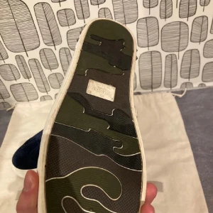 Valentino flycrew - Valentino flycrews i nästan nyskick, alla nitar kvar,  Hör av er för mer information eller bilder. Storlek 42,5 men passar även 43