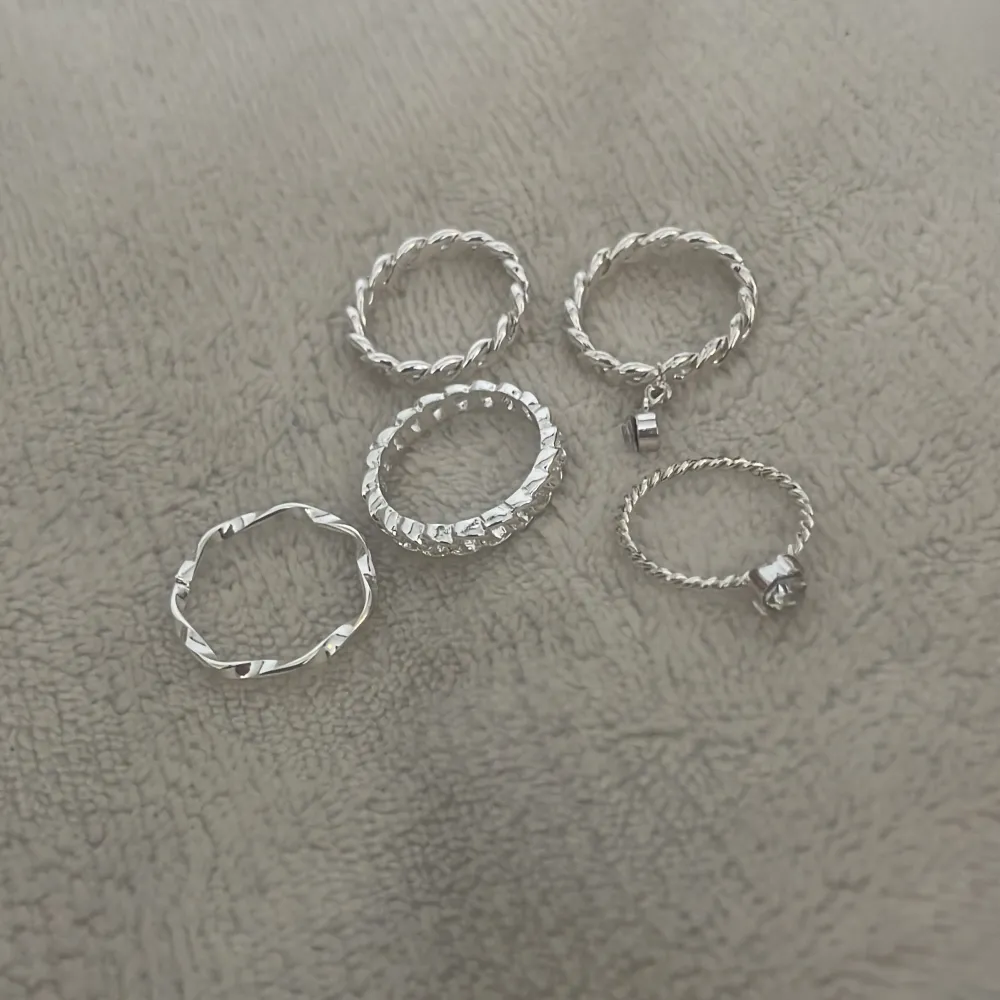 Säljer dessa fina ringar från shein då jag använder mer guld. Alla för 20 kr. Skulle gissa på storlek ca 16-17 mm. Accessoarer.