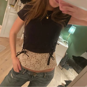 Svart tröja  - Säljer den svarta tröjan, (lånade bilder) nästan aldrig använd