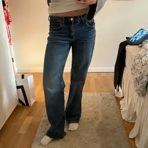 Lågmidjade jeans från Zara! Perfekta i längden på mig som är 179cm:) Midjemått är 87cm och innerbenslängd 86cm😊