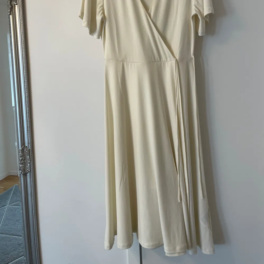 Köpte den här fina vita klänningen från H&M för 399 kr. Tog på mig den bara en gång på skolavslutningen sen så ville jag inte ha den mer, för att jag tyckte den var lite för stor för mig.💖🫶🏽. Klänningar.