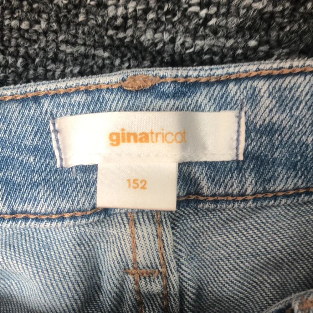Dem har en pytte liten fläck men so knappt syns. Dem är ifrån Gina tricot i storlek 152. Säljer eftersom dem är för små för mig.. Jeans & Byxor.