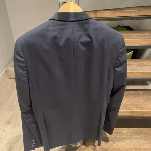 Tiger of Sweden kavaj - Mörkblå tiger of Sweden kavaj i väldigt bra skick. Storlek 46 Nypris 2899kr