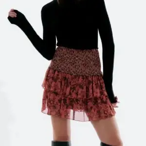 Zara kjol storlek M men är stretchig så passar även S och L. Kan användas som topp :)