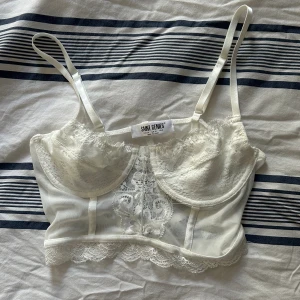 Söt topp - Fin topp som jag köpt från asos. Aldrig använt och därav är skicket 10/10.