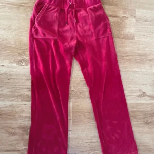 Röd juicy couture set - Röda juicy couture set  Byxor storlek M Tröja storlek s  Mycket bra skick Ingen slitage på dem  Pris:500kr för hela settet   Nypris: byxor:1200kr. Tröja 1200kr