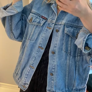Jeansjacka vintage  - Säljer min jeansjacka i oversize och i gott skick. Märket är Hey You Jeans och köptes på Beyond retro, har en förkärlek till originella vintage-klädesplagg men tyvärr för lite plats här hemma. 💙