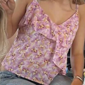 blommig topp - Jättefin blommig volangtopp som passar perfekt till sommaren🥰😍💓💓 Från hm i storlek xs!