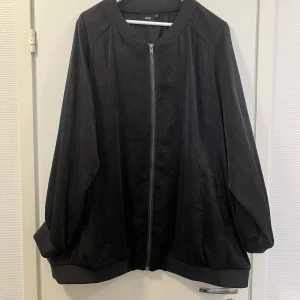 Ohut takki  - Zizzin ohut musta takki 