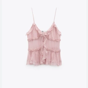 Rosa zara topp - Säljer denna populära rosa ruffle topp från zara som inte säljs längre. Super fin fest topp som har används 1 gång, så i bra skick. Hör av er om ni vill ha fler bilder💕💕