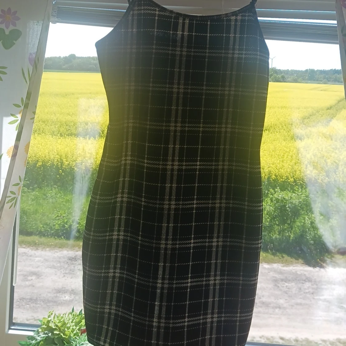 Svart rutig klänning passar perfekt till sommaren