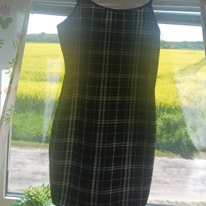 Svart rutig klänning passar perfekt till sommaren - Svartrutig klänning som inte kommer till användning priser kan diskuteras. Den passar perfekt för sommar och sommarkvällar. 