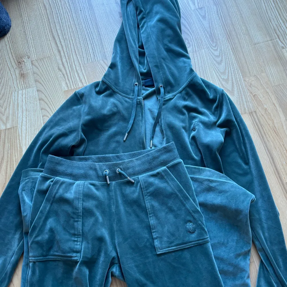 Hej, nu säljer jag mitt gröna juicy couture set då det inte kommer till användning längre. Storlek S på kofta  Storlek Xs på byxorna. 1200kr för hela settet. Jeans & Byxor.