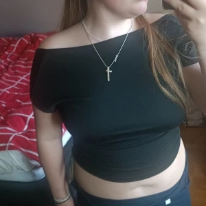 Ryggfri t-tröja - En helt ny tröja som har öppen rygg. Den är från shein och helt oanvänd. Den var lite kort för min personliga preferens. Köparen står för frakten 