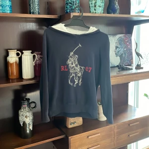 Stickad Ralph lauren hoodie  - Tja  Säljer denna riktigt feta stickade raffe hoodien i en fet mörklblå färg  Storleken är 14-16 motsvarande xs eller 160-170  Perfekt skick och säljs endast för 499 med nypris ca 2000