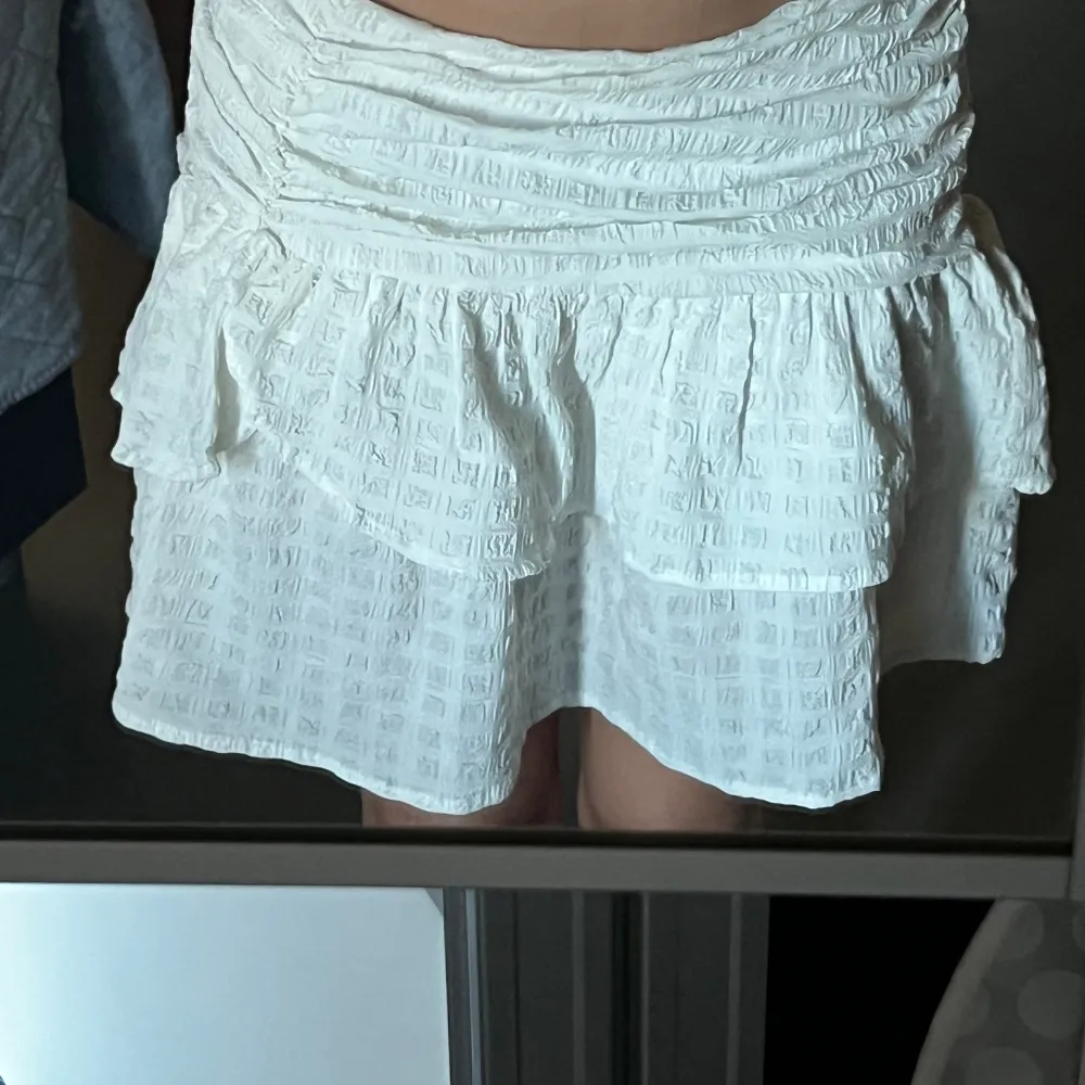 En luftig vit kjol från gina tricot. Varan är lätt använd men har använts flitigt, alltså inga tecken på användning. Väldigt fin inför sommaren nu☀️🌻. Kjolar.