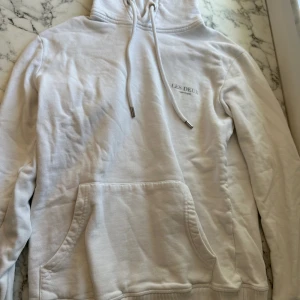 Vit les deux hoodie - En vit les deux hoodie som hållits i bra skick. Tröjan är i storleken XS/S och passar relativt tajt på kroppen. Tröjan luva är utrymmlig och trycket på framsidan har aningen försvunnit. Trots många användningar syns den mer eller mindre precis som ny