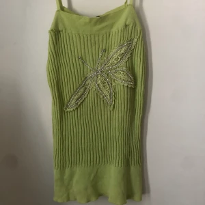 Grön topp - Säljer nu den här jätte fina toppen med en fjäril av rhinestones. Köptes secondhand. Inga synliga defekter. Storlek L men skulle nog säga M, passa på mig med S/XS. 💕
