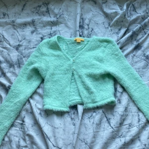 Grönströja 💚 - Hej, den är precis tvätttad. Jag har använt den 4 gånger och den är för liten för mig 💚🌟