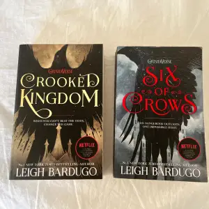 Säljer six of crows(läst) och Crooked kingdom(Aldrig läst) på engelska, pocket! Bok 1 har några små skador(se bild 3).