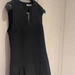 Säljer denna super söta zara klänningen, den är aldrig använd o har därav tagen kvar!❤️