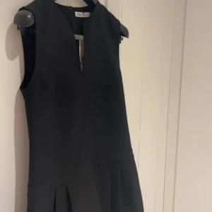 Zara klänning  - Säljer denna super söta zara klänningen, den är aldrig använd o har därav tagen kvar!❤️