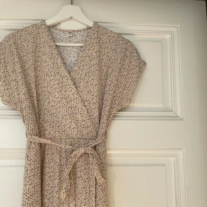 Klänning  - Omlottklänning från Uniqlo använd en gång