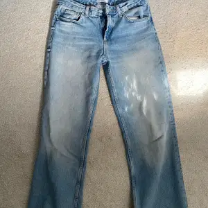 Säljer dessa jeans från zara i storlek 40!!💗