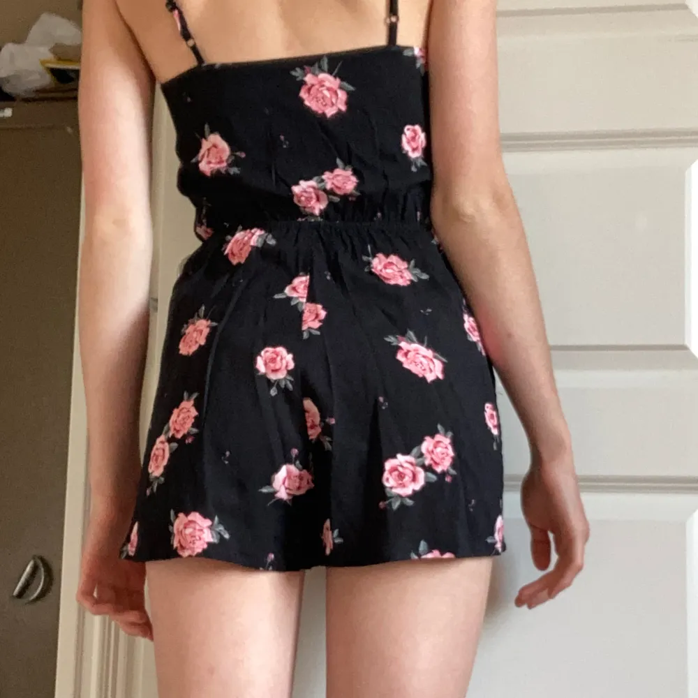  jättefin blommig jumper/overall som ser ut som en kortare klänning! Verkligen perfekt till sommaren!🌸🩷🩷. Klänningar.