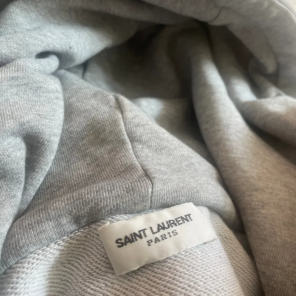 Säljer nu min fina Saint Laurent hoodie där jag numera inte använder den. Inget märktbart fel på den, inga fläckar. Ett nästintill osynligt hål, skriv för att få bild. Nypris 7000⭐️Priset ej hugget i sten!. Hoodies.