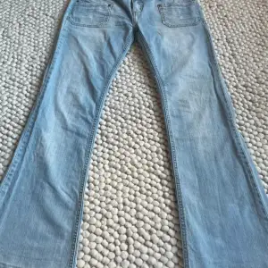 Lågmidjade bootcut jeans köpta på Vinted! Säljer för de va tyvärr lite för stora på mig😣 Bra kvalite!
