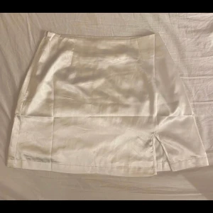Satin kjol - Säljer denna superfina krämvita kjolen i satin, den har en liten slits. Säljs då den ej kommer till användning men den är så fin💓