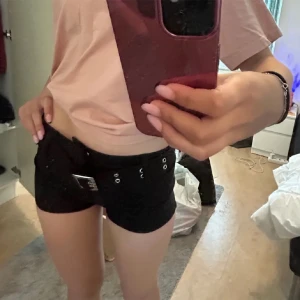 Lågmidjade shorts  - super unika ixh snygga. Lågmidjade och lappen är kvar 