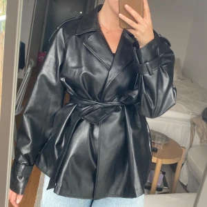 Faux skinn jacka från na-kd  - Jacka i nyskick i storlek 38