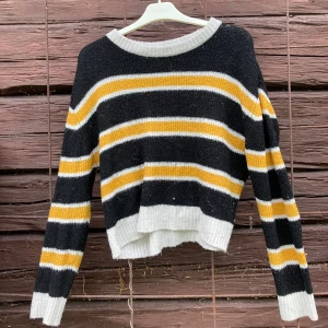Varm stickad tröja  - Super skön och mysig, har blivit lite för stor för det och bytt stil. Tröjan är i bra skick och sällan använd.