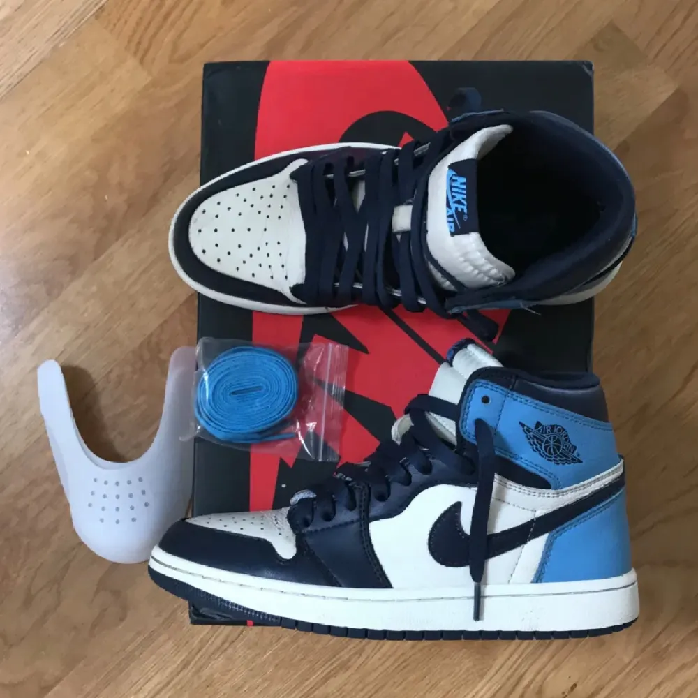 Jordan 1 obsidian med box samt extra snören. Använda i 1 år men är nästan som nya. skick 8/10 då de är lite slitna på insidan hälen. Obs! inte äkta. Priset går att duskuteras.. Skor.