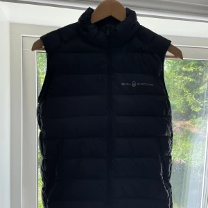 SAIL RACING VÄST - Säljer min sail racing väst då den inte kommer till använding längre. Den är i nyskick utom att det har en bit av västens material släppt från dragkedjan på ena fickan men detta är inget som syns. Vill man återgärda detta är det extremt lätt att göra