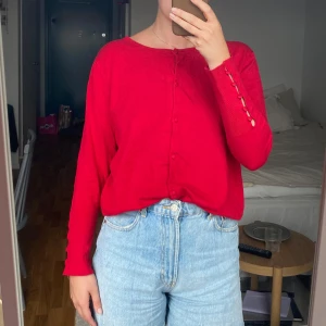 Röd kofta från mango - En röd kofta från mango, köpt på humana, storlek L men passar storlek S, fint skick och fina knapp detaljer