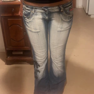 Low waist crazy age -  lågmidjade bootcut crazy age byxor fint skick men som man ser på sista bilden så har dem två små fläckar men jag skulle inte säga att man tänker på dem (jag är 165)