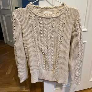 Stickad tröja - Beige stickad tröja från part two. Det står L i storleken men personligen så skulle jag säga att den är S.