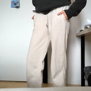 Mjukisbyxor från H&M - Beige mjukisbyxor från H&M. Nästan aldrig använda och därför i jättefint skick 
