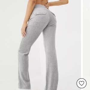 Juicy couture  - Säljer mina grå juicy couture byxor då de är förstora, storlek M, de är lite smutsiga längst ned. Nypris 1199kr Egna bilder privat, tryck gärna på köp nu💓