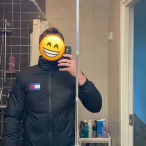 Svart Tommy hillfigger vinter/höst jacka  - Storlek M 